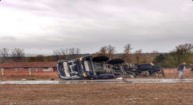 Yoldan çıkan kamyon devrildi, sürücü burnu bile kanamadan kurtuldu