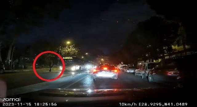 Yolun karşısına geçmek isteyen yayaya motosiklet çarptı