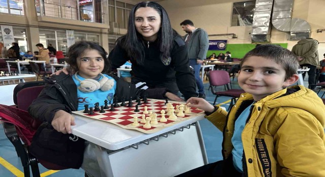 Yüksekovada 100 öğrencinin katılımıyla satranç turnuvası düzenlendi