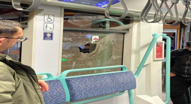 Zeytinburnunda tramvaya taş atıldı: Camı kırılan tramvay servis dışına alındı