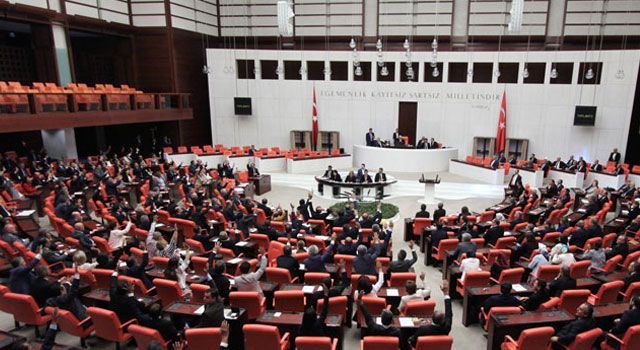 600 Milletvekilinden 53'ü Partilerinden Ayrıldı