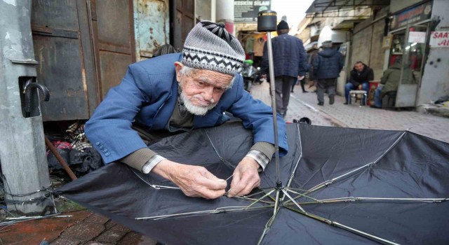 94 yaşındaki şemsiye tamircisinin başında kuyruk oluyorlar