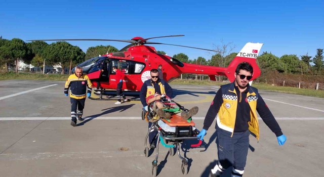 Acı haberi babasına haber vermeye giderken kazada yaralanan genç kız ambulans helikopterle hastaneye kaldırıldı
