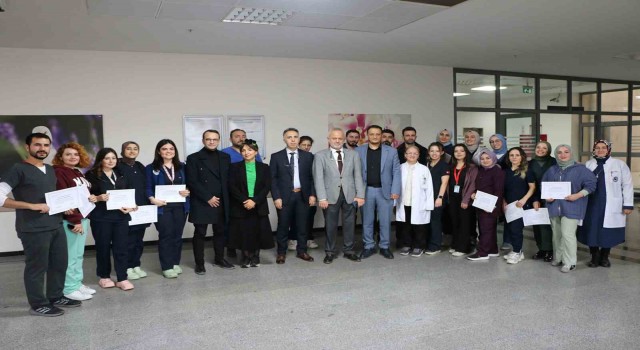 Acil servis hemşireleri sertifikalarını aldı