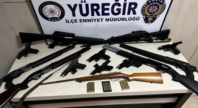 Adanada polis ekipleri asayiş uygulamalarında 13 ruhsatsız silah ele geçirdi