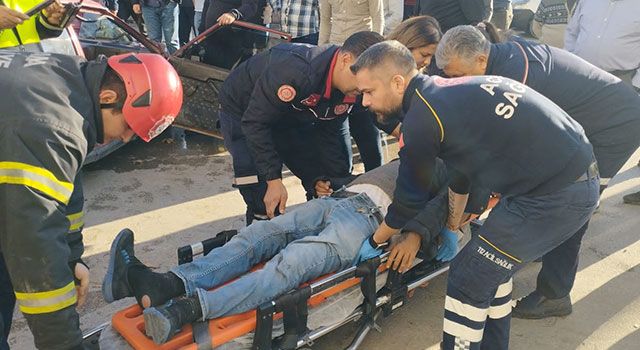 Adana’da refüje çarpan otomobilde sıkışan sürücü itfaiye ekiplerince kurtarıldı
