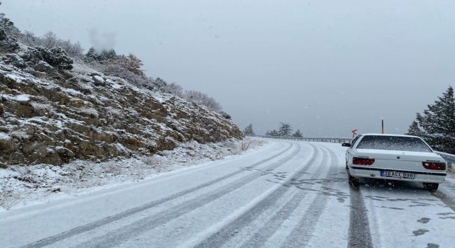 Adananın yüksek kesimlerine kar yağdı