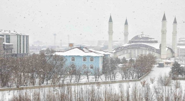 Ağrıda kar yağışı eğitime engel oldu