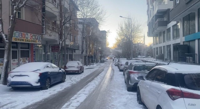 Ağrının Patnos ilçesinde etkili olan kar yağışı geceyi adeta aydınlattı