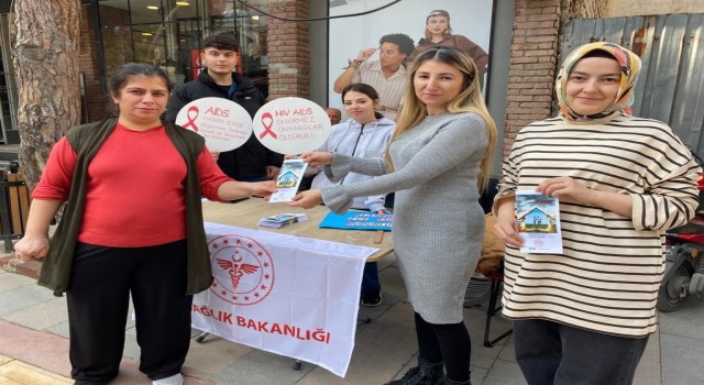 AIDS'e dikkat çekmek için stant açıtılar