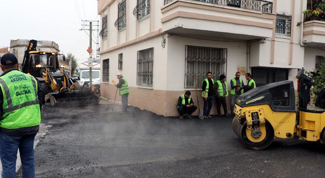 Akdeniz'de sıcak asfalt kaplama çalışmaları sürüyor
