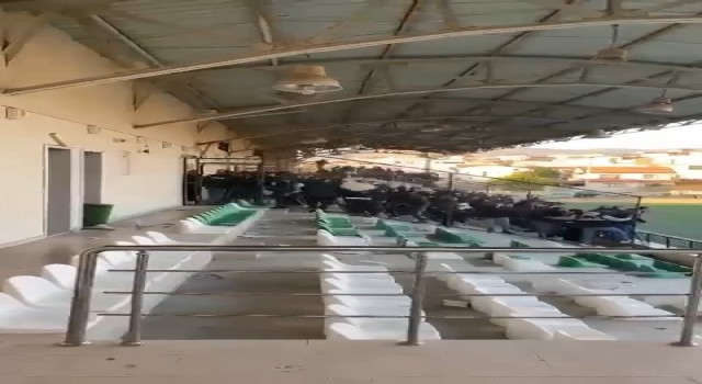 Amatör maçta koltuklar havada uçuştu