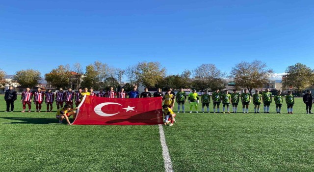 Amatör maçta şehitlere saygı, hakemlere çiçekli karşılama