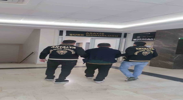 Antalya'da 53 yıl kesinleşmiş hapis cezası ile aranan firari yakalandı