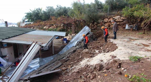 Antalyada istinat duvarı çöktü, iki ev zarar gördü