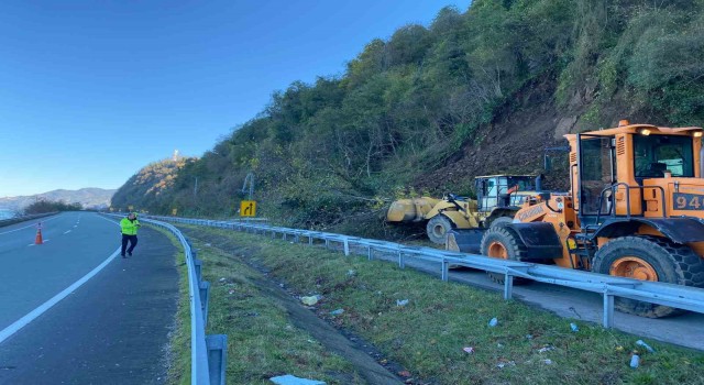 Artvinde heyelan nedeniyle karayolu ulaşıma kapandı