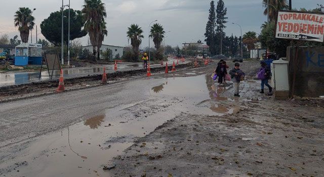 Atatürk Caddesi Çamur Deryasına Döndü