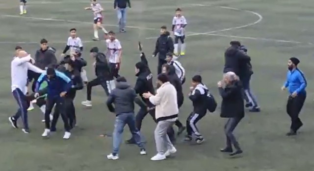 Avcılarda futbol maçında taraflar bir birine girdi, polis havaya ateş açarak ayırdı