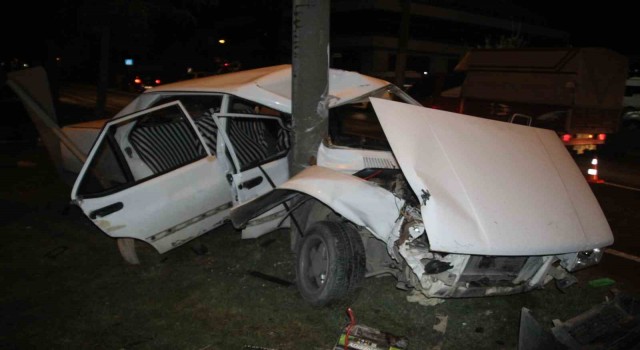 Aydınlatma direğine çarpan otomobil kağıt gibi katlandı: 3 yaralı