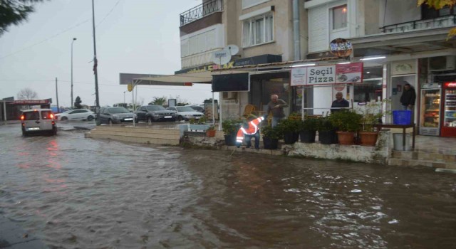 Ayvalıkta kuvvetli sağanak yağış etkili oldu