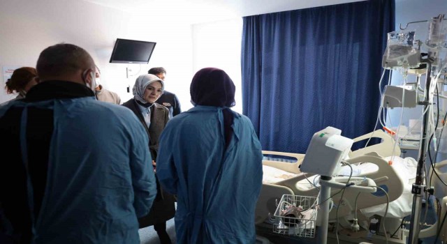 Bakan Göktaştan sahipsiz köpeklerin saldırısına uğrayan Tunahana ziyaret