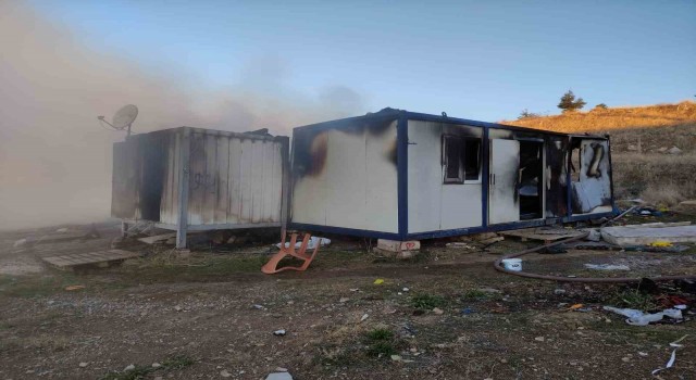 Belediye katı atık ayrıştırma tesisindeki konteynırda yangın