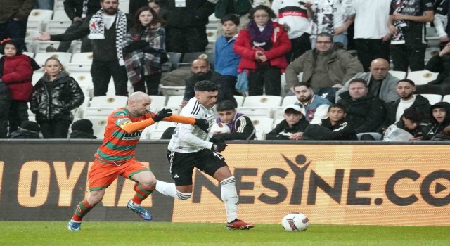 Beşiktaş: Oxlade-Chamberlainin uyluk arka adalesinde tam kat yırtık tespit edilmiştir