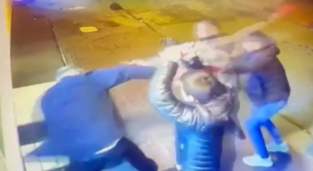 Beyoğlunda yüksek hesap çetesinin turistleri sopayla darp ettiği anlar kamerada