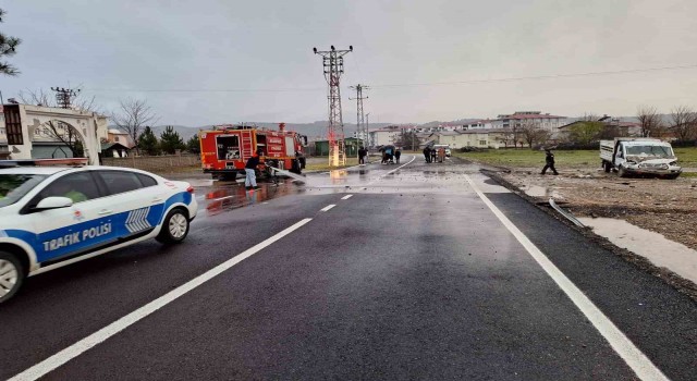 Bingölde kamyonet kaza yaptı