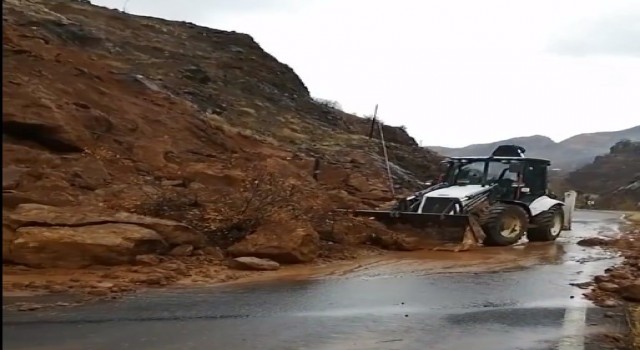 Bingölde kuvvetli sağanak heyelan getirdi: Yol açma çalışmaları sürüyor