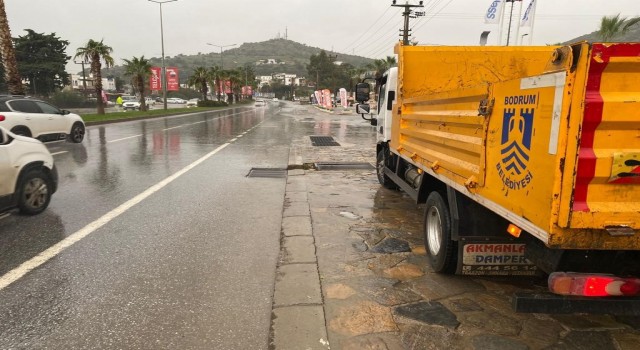 Bodrumda belediye ekipleri yağmur mesaisinde