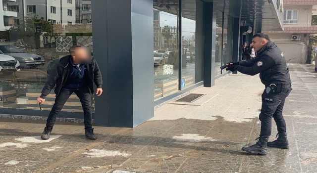 Boğazını kesen şahsı polis etkisiz hale getirdi