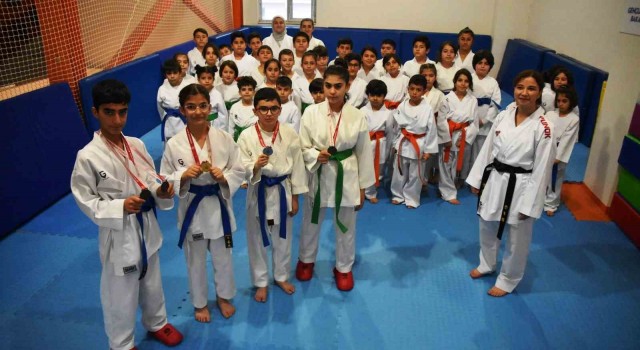 Bölgenin ilk kadın karate antrenörü Ayşe Meryem Yazar, Bitliste kız çocuklarına eğitim veriyor