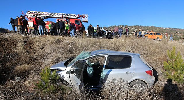 Burdur’da 3 otomobilin çarpıştığı kazada 1 kişi öldü, 5 kişi yaralandı