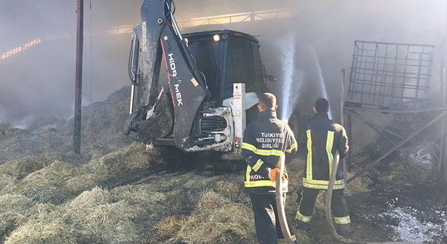 Burdur’da çiftlikte çıkan yangında tonlarca saman balyası zarar gördü