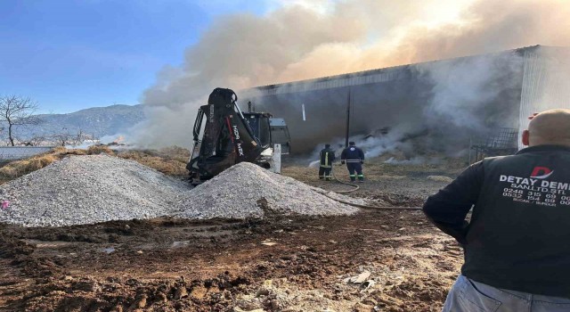Burdur'da elektrik kaçağından çıkan yangında 15 ton saman balyası kül oldu