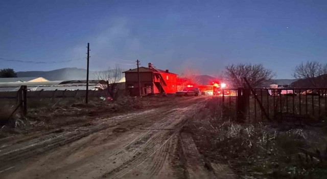 Burdur'da gündüz saatlerinde çıkıp kontrol altına alınan yangın tekrar nüksetti