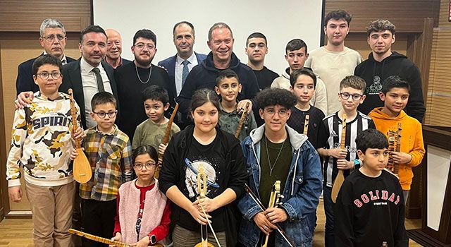 Burdur’da sanatçı Sümer Ezgü’nün öncülük ettiği geleneksel enstrüman kursu düzenlendi