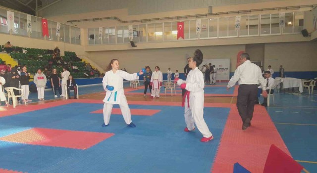 Burhaniyeli karateciler madalyalarla döndü