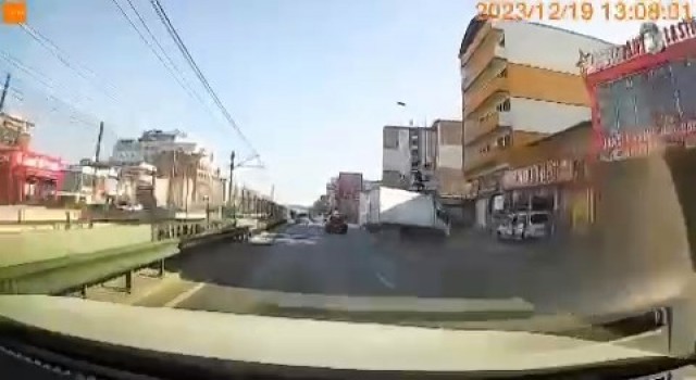 Bursada sinyal vermeden şerit değiştiren otomobil faciaya neden oluyordu