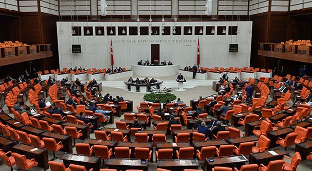 Çalışan Emekliler İçin 5 Bin TL Ek Ödeme Yasası Yasallaşıyor