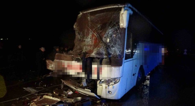 Çanakkalede yolcu otobüsü ile kamyon çarpıştı: 3ü ağır 9 yaralı