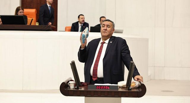 CHP'li Gürer, kürsüde pirzola, pirinç, kuru fasulye ve misket elmasıyla konuştu