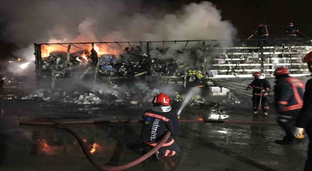 Çocuk bezi taşıyan tırın dorsesi alev topuna döndü