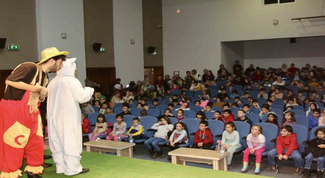 Çocuklar Pamuk ile Kömür oyunuyla eğlendi