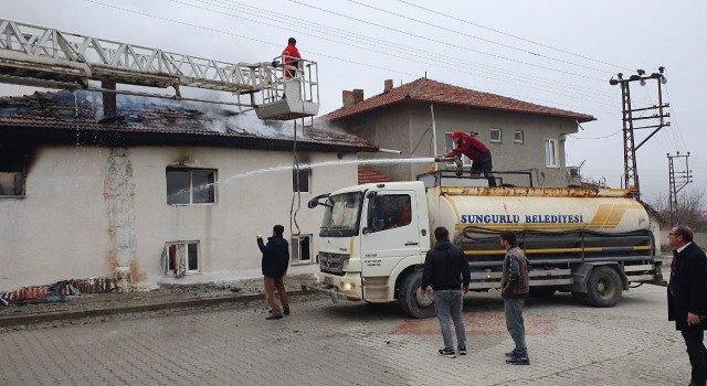 Çorumda iki katlı ev kül oldu