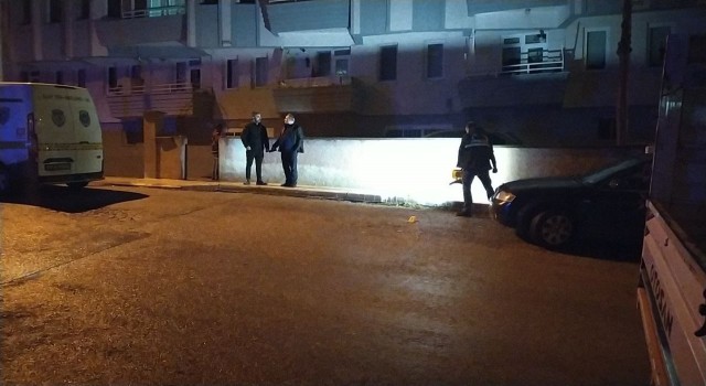 Çorumda otomobil ile geldikleri evi kurşunladılar
