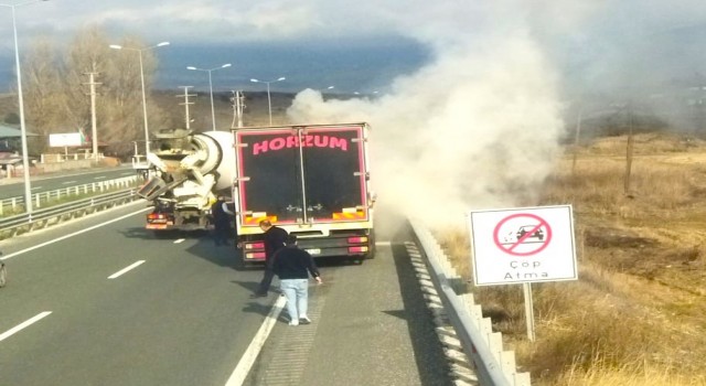 D100de seyir halindeki tırda çıkan yangın söndürüldü