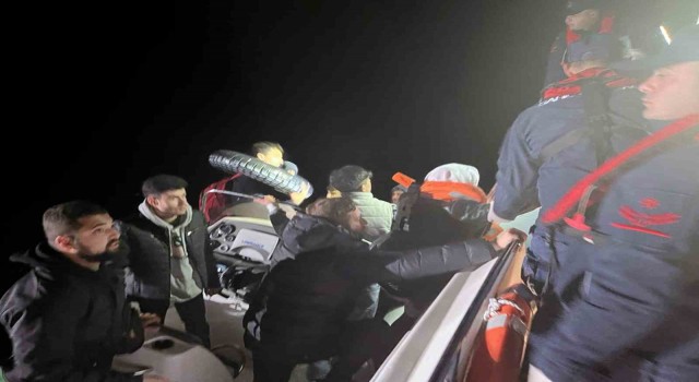 Datçada 14 düzensiz göçmen kurtarıldı, 2 göçmen kaçakçısı yakalandı