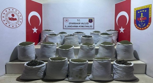 Diyarbakır'da 1 ton 148 kilogram esrar ve 606 kök kenevir bitkisi ele geçirildi